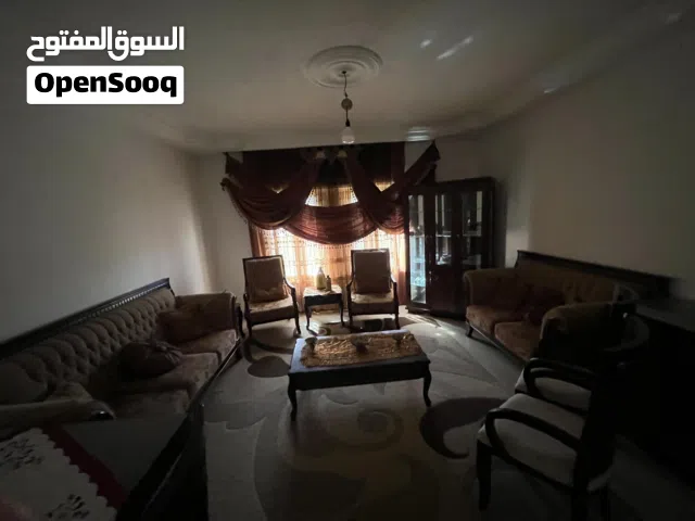 صالون فاخر كلاسيكي بحالة ممتازة – تصميم أنيق وخشب طبيعي