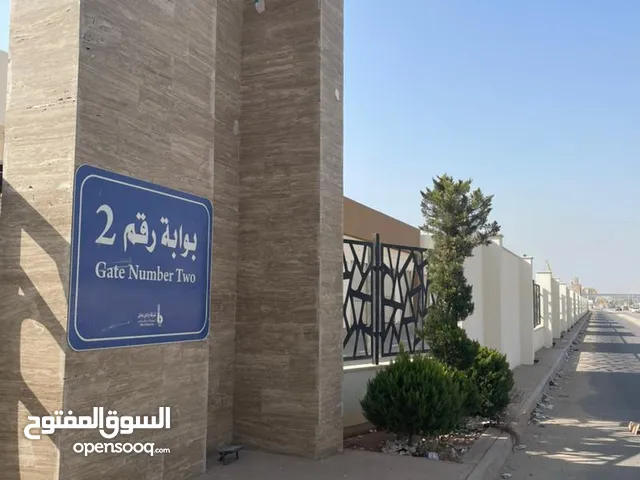 صالة تجارية للبيع في مجمع مواد بناء في قلب بنغازي