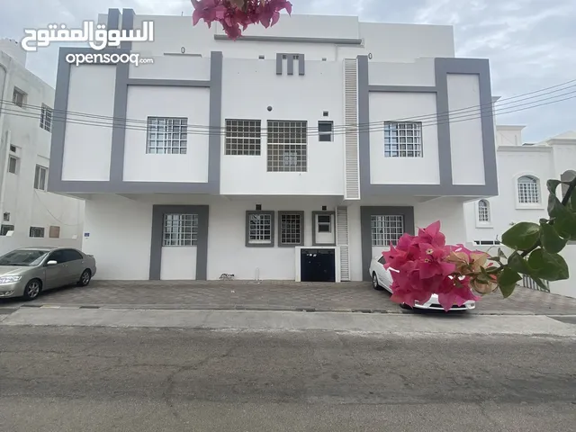 للبيع : مبنى سكني جديد بالكامل بمواصفات راقية، فرصة استثمارية لا تُعوّض في قلب روي.