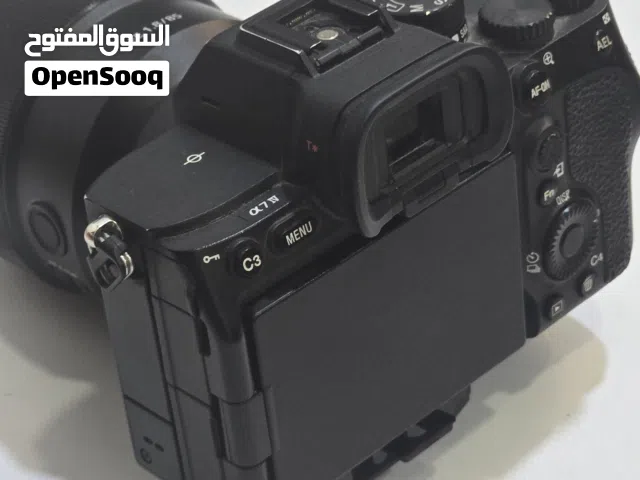 كاميرا Sony A7 IV الشتر 25k عدسة Sony FE 85mm f/1.8 جيمبل DJI RS 3 Pro  شاشة Godox GM6S و البطارية ك
