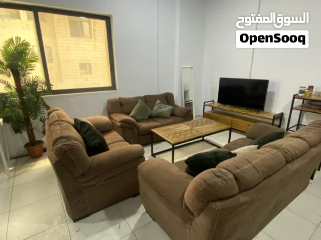 طقم كنب وطاولة وسط و طاولة تلفزيون للبيع