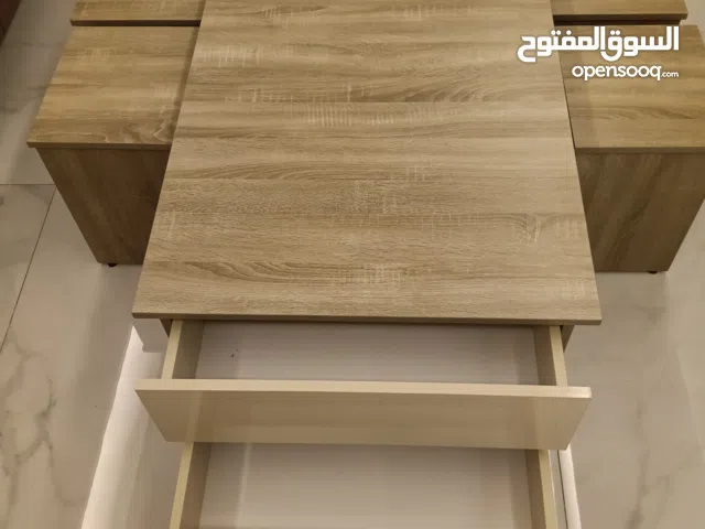 طاولة وسط مع 4 طربيزات بحالة الجديد