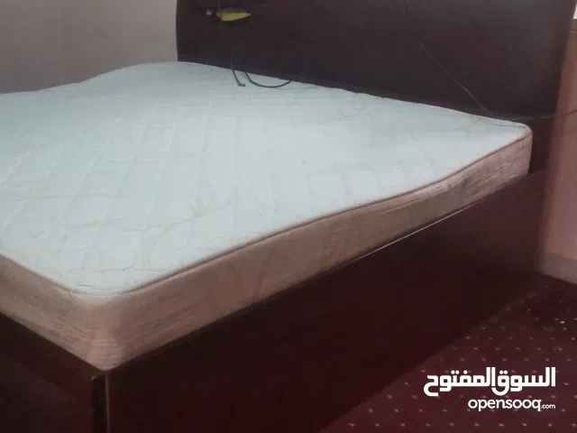 كنبه استخدام متوسط ل7 اشخاص فيها ترهل بسيط من الجلوس لاتعاني