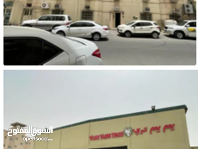 مبنى من أربع أدوار و مخزن من طابقين في منطقة الرفاع الشرقي- الحجيات خلف جامعة المملكة - شارع رئيسي