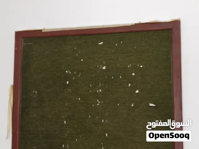 لوحة إعلانات ورق يتدبس تكون في مكان استقبال للبيع و حاجة قنينة ربي يبارك للبيع