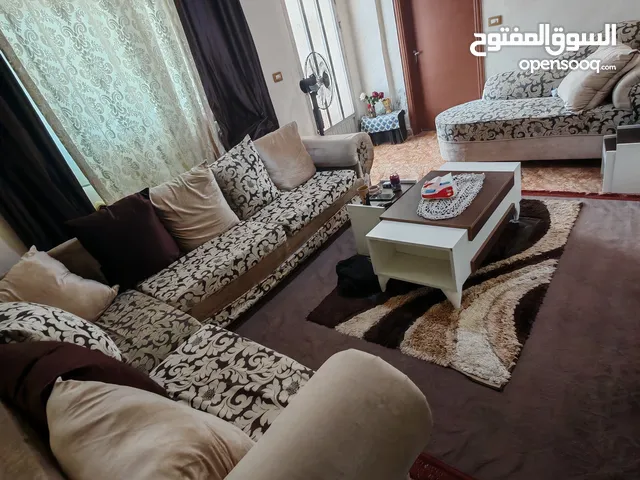 طقم كورنر بحالة جيدة خشب متين بدون طاولة
