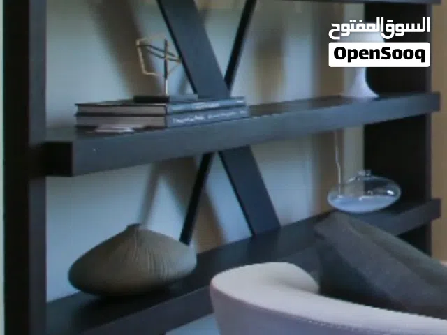مكتبه لعرض التحف