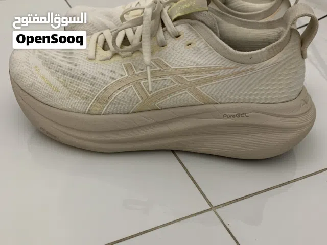 ايسكس جل نمبز 27 اللون البيج مقاس 39 ونص نظيف اصلي 100/100