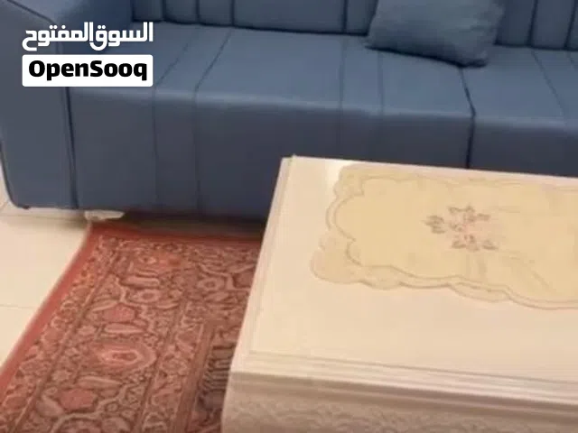 صالون حرف L جديده استعمال بيسط جدا  مع طاوله جديده