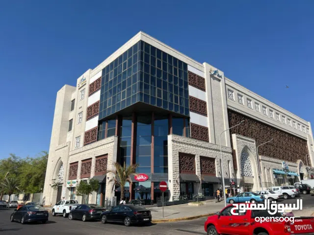 محلات تجارية مميّزة مقابل البحر مباشرة – قلب العقبة النابض