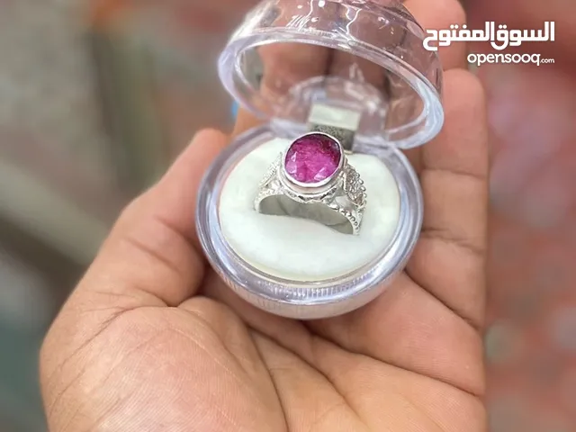 خاتم .. فضة عمانية وفص من نوع ياقوت