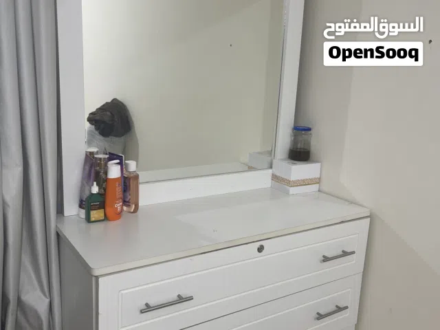 تسريحه  مع كوايه ملابس مستعمل نضيف جدا استعمال شخصي