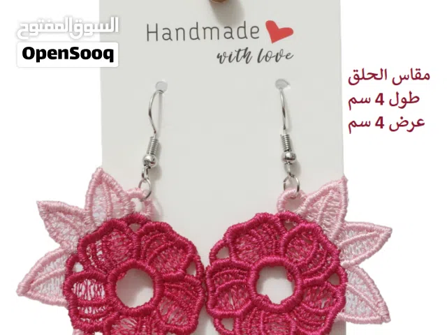 حلق وردة جميلة بخيوط ناعمة بتدرجات الوردي والفوشيا، حلق راقٍ يعكس جمال الورود