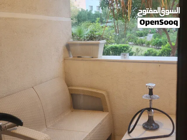 قنفات وميز خارجي مع كوشات جلد للمقعد والظهر