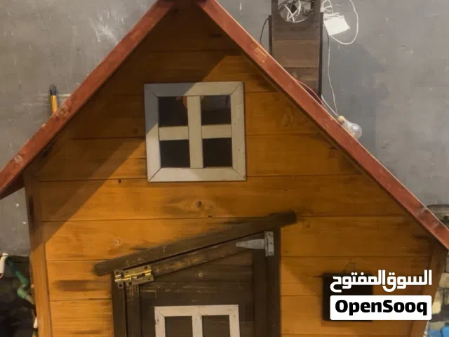 ( بيت خشبي للكلاب)
