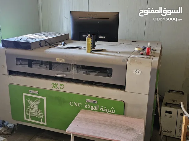 للبيع ثلاث ماكنات  CNC معاً، كلها بحالة جيدة ومستخدمة استعمال قليل تفيد لأهل المشاريع لصناعة الاعلان