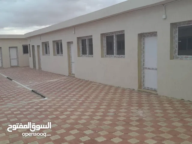 مدرسة للبيع عالرئيسي يوجد بها ثلاث محلات ومدرستين