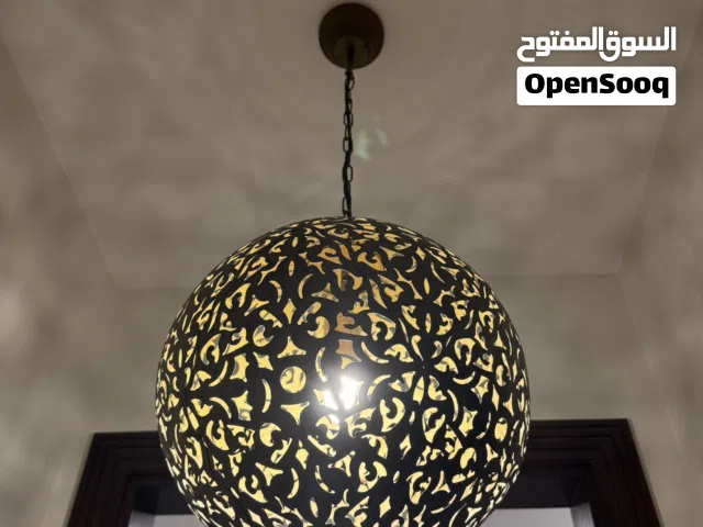إنارة حديد مغربي مع إضاءة دافئة