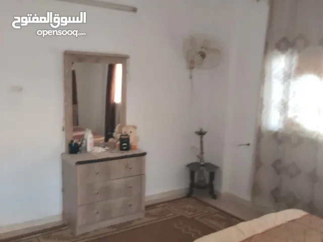 شقة للايجار بجانب باصات الحصن مجمع الشيخ خليل/ اربد مساحة 115 متر مكونة من ثلاث نوم و صالة و حمامين.