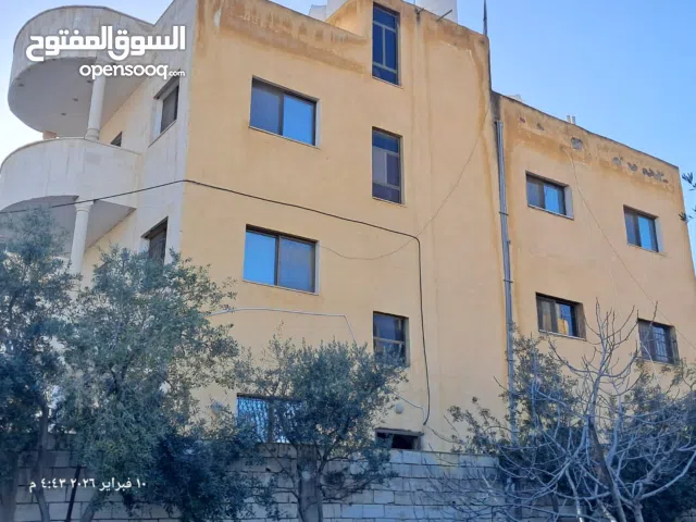 بيت مكون من ثلاث طوابق