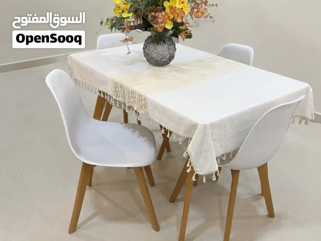 طاولة وسط مع طاولة سفره