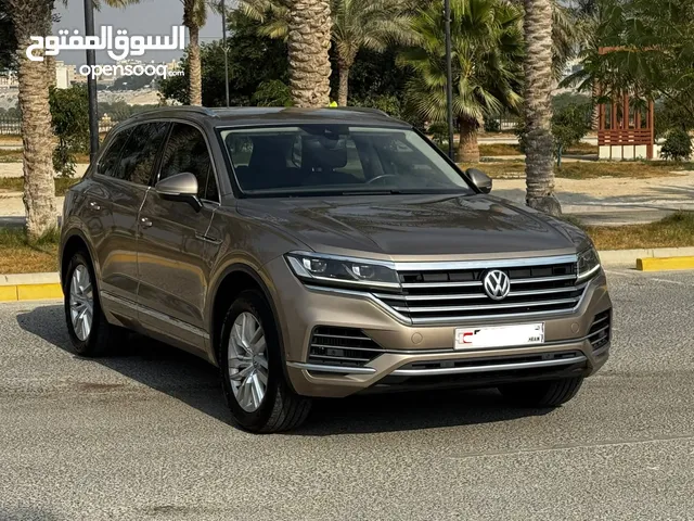 Volkswagen Touareg 2018 (Gold)