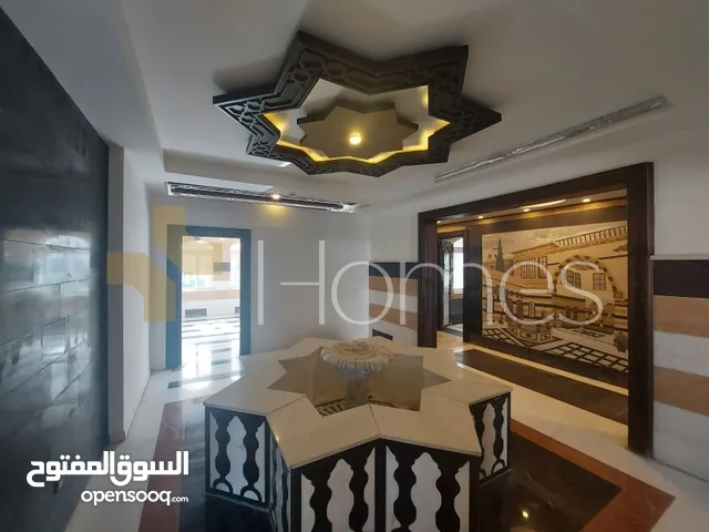 مجمع تجاري في منطقة راقيه للايجار في عبدون مساحة البناء 1680م