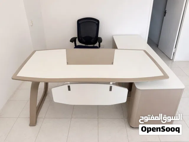 مكاتب بحالة ممتازة
