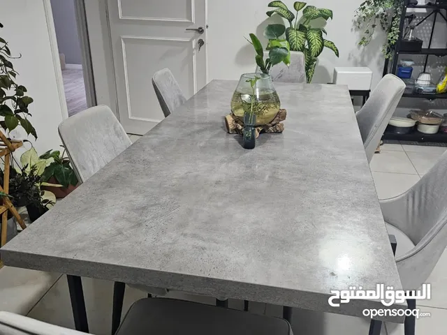 طاولة طعام مع 6 كراسي للبيع