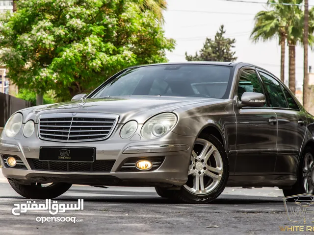 Mercedes E200 2008 Avantgarde السيارة وارد و بحالة الوكالة