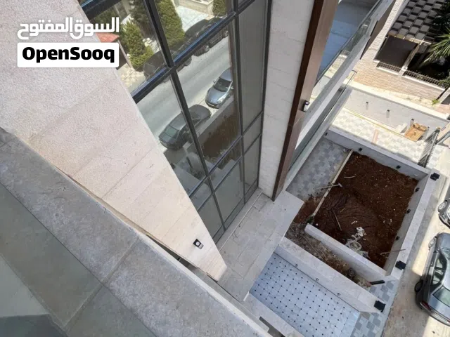 شقة ثالث مع روف باطلالة رائعة في مرج الحمام اسكان عالية