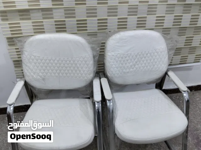 كراسي لون ابيض
