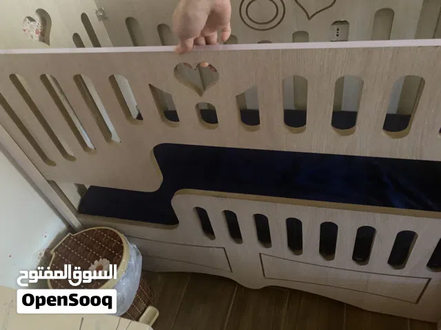 تخت اطفال استعمال بسيط مع فرشة وكفر فرشة