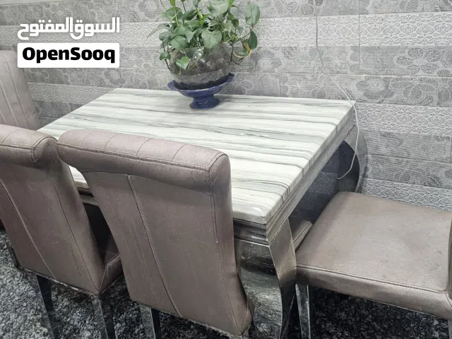 ميز طعام مع اربع كراسي