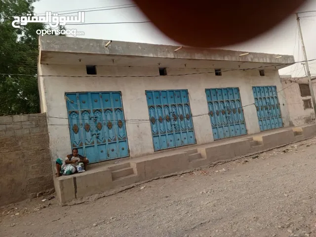 ارضيه مع اربعه محلات على الشارع العام في الحديظه منطقه الكدن