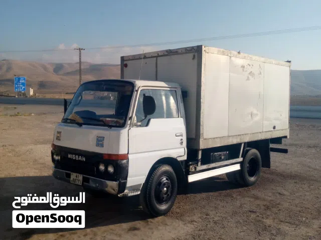 نيسان أطلس موديل 1988