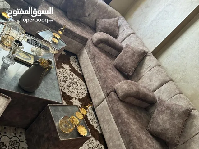 طقم كنب مستعمل بحالة الجديد لغرفة 3*4 مع السجاد بحالة الجديد والبرادي