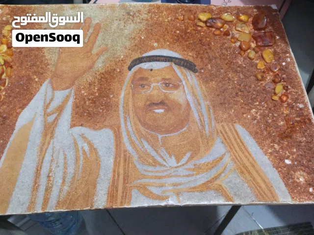 لوحة فنية يبدو أنها مصنوعة من أحجار الكهرمان