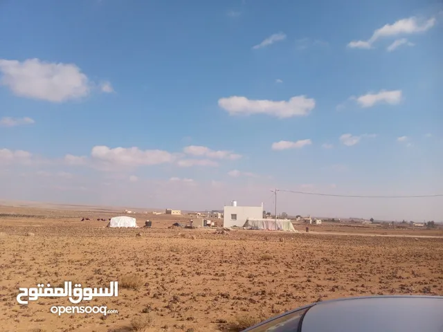 اراضي سكنيه /البشرية/مساحات 750متر واصلها ماء وكهرباء وشوارع معبده وقرب جميع الخدمات وقوشان مستقل