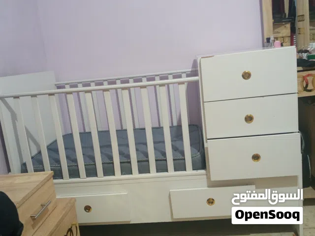 تخت بيبي مع فرشه للبيع الحاله ممتازه