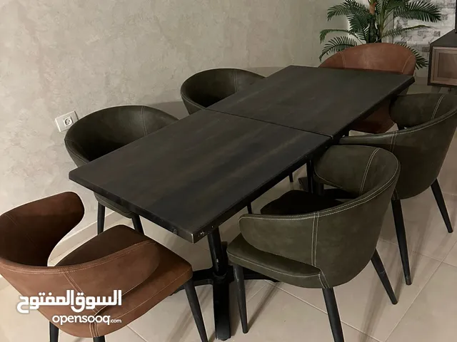 عدة محل كاملة مع طاولات وكراسي للبيع