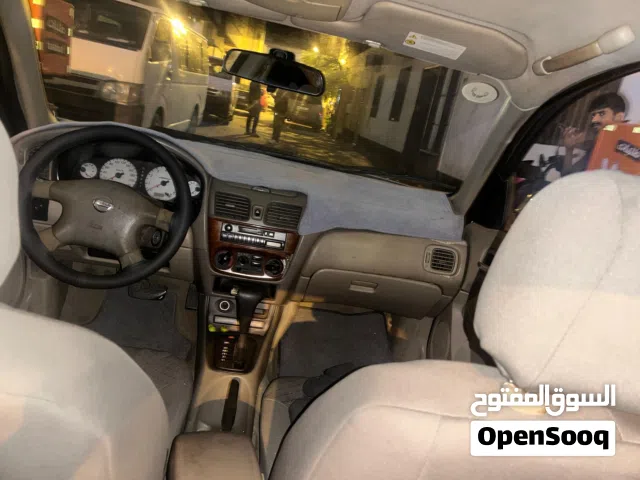 2005 نيسان صني Standard