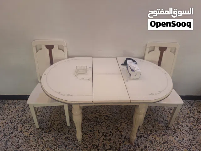 ميز طعام خشب فوق زجاج مع اربع كراسي 4 3 مابيهن شي واحد مكسور