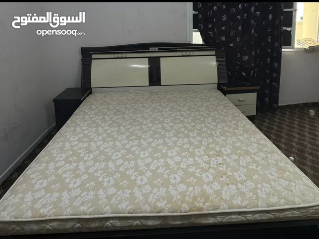 اثاث للبيع 2 خزان ملابس وسرير مع مرتبه
