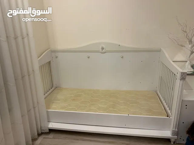 تخت أطفال ابيضّ للأطفال لكن قوي جدا و فخم