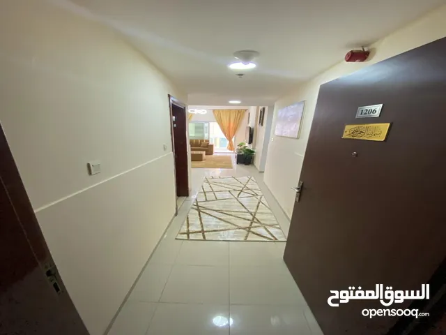 للايجار الشهري شقة مفروشة 3 غرف وصالة في عجمان منطقة الراشدية أبراج اللولؤة