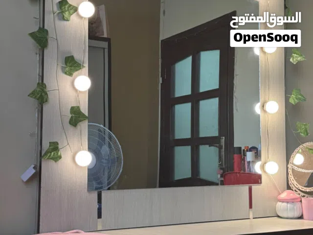 تواليت  تسريحة مع اضاءة