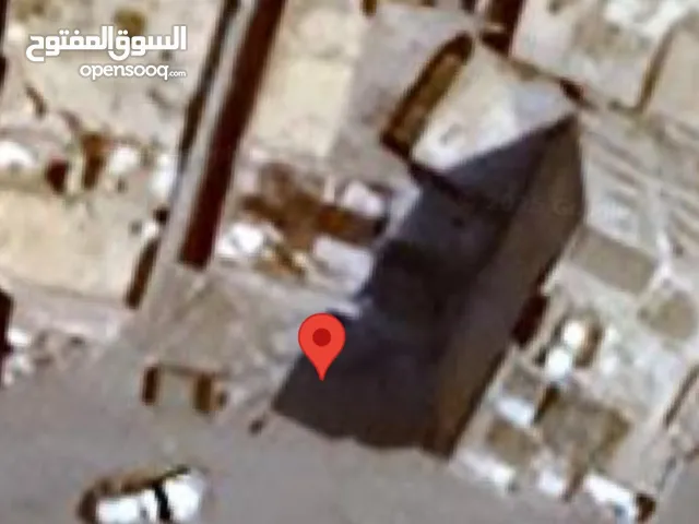 حوش فيه ثلاث غرف مساحت الالارض 166 متر علا الازفلت شارع كبير الحي التجاري قريب من مدرسة 26 سبتمبر