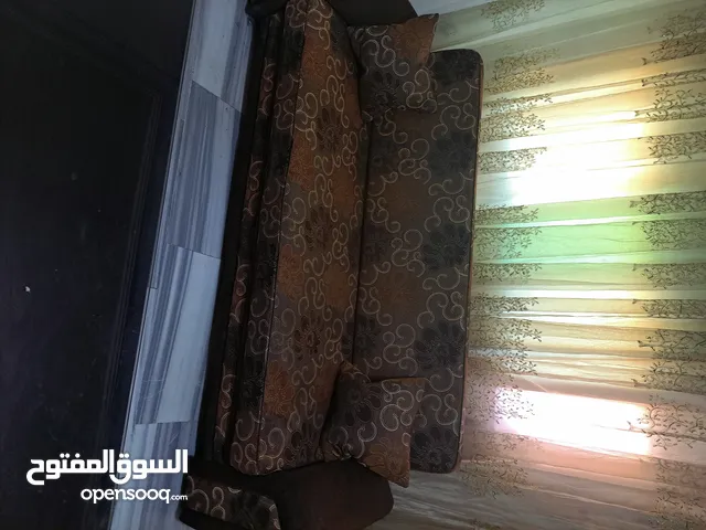 طقم كنب صوفيات للبيع عبارة عن ثنائية عدد2 وثنائية عدد1 للبيع بسبب الرحيل بحالة جيدة للاستفسار 07885