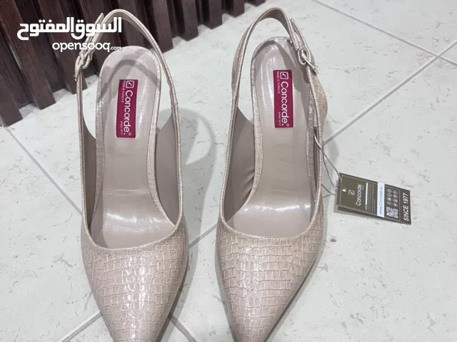 احذية جديدة غير ملبوسة وملابس
